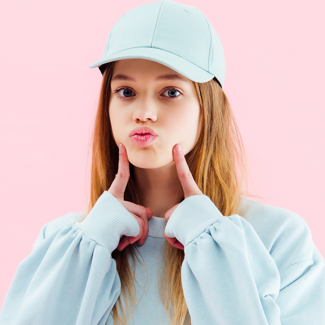 Jak wyglądać na starszą? Odkryj proste triki, które sprawią, że będziesz prezentować się poważniej!